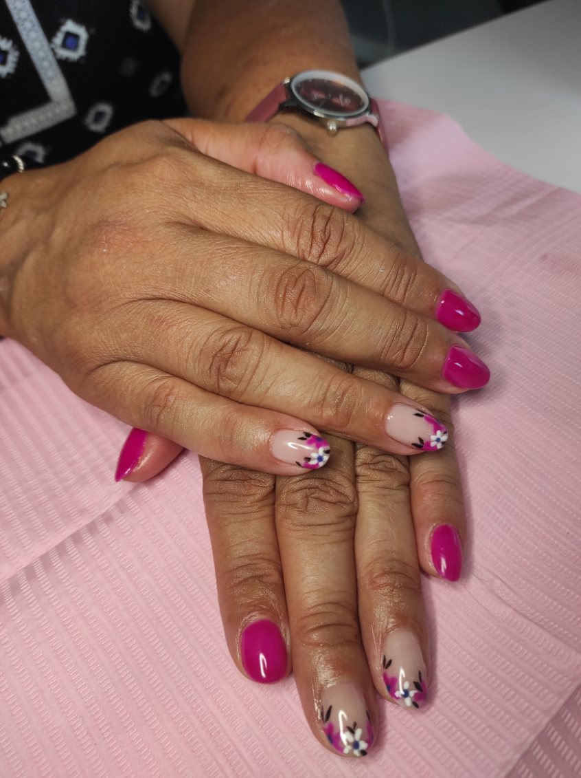 Nail Art artistique de couleur mauve par OngleMany
